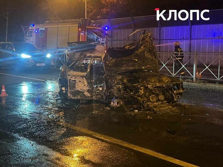 Ангелы из магазина: под Зеленоградском трое мужчин спасли водителя, потерявшего сознание в горящем авто (фото, видео) - Новости Калининграда | Фото: очевидцы