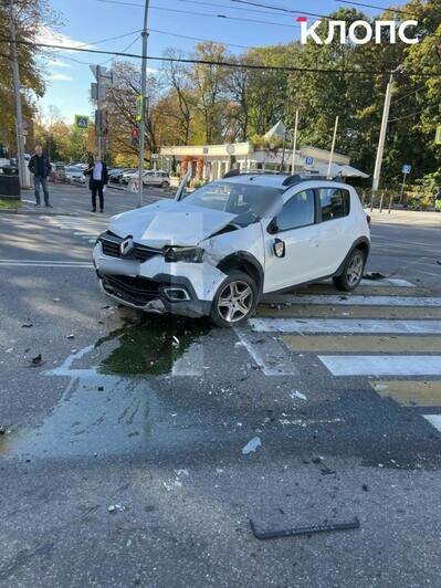 На перекрёстке у здания правительства столкнулись два авто, скорую пострадавшему вызвал водитель министра (фото) - Новости Калининграда | Фото: очевидцы