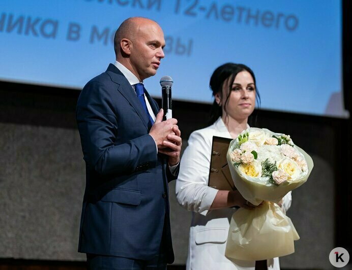 Губернатор Алексей Беспрозванных вручает награду Екатерине Пресняковой | Фото: Александр Подгорчук / «Клопс»