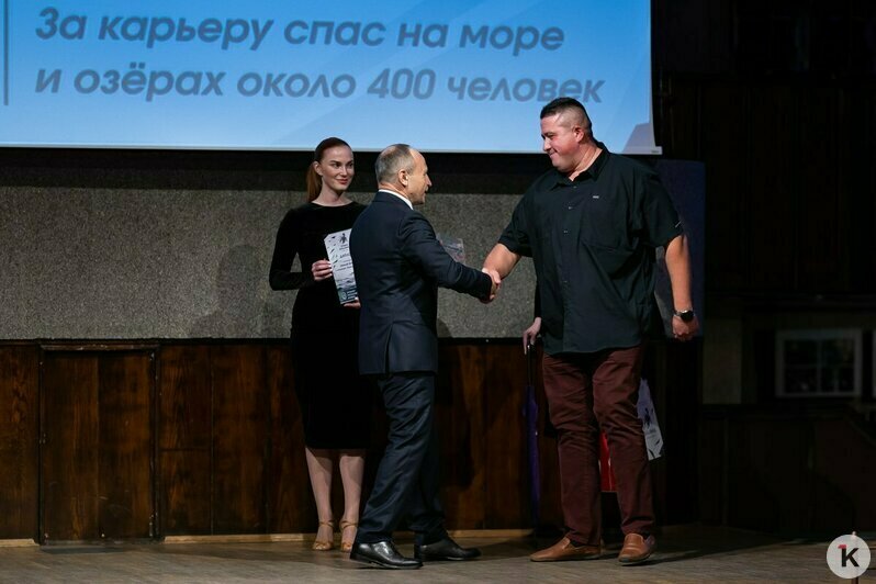 Сергей Лютаревич, председатель совета директоров ГК «За Родину» и спасатель Николай Баженов | Фото: Александр Подгорчук / «Клопс»