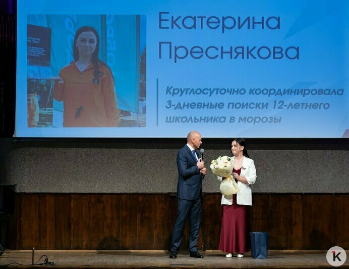 Губернатор Алексей Беспрозванных вручает награду Екатерине Пресняковой | Фото: Александр Подгорчук / «Клопс»