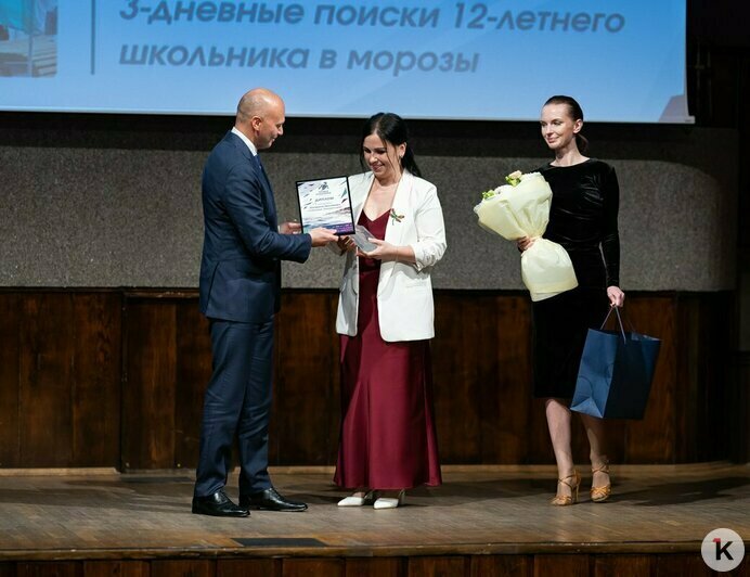 Губернатор Алексей Беспрозванных вручает награду Екатерине Пресняковой | Фото: Александр Подгорчук / «Клопс»