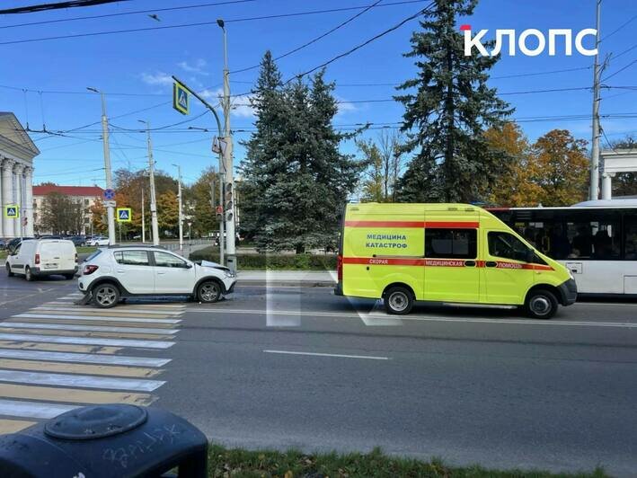 На перекрёстке у здания правительства столкнулись два авто, скорую пострадавшему вызвал водитель министра (фото) - Новости Калининграда | Фото: очевидцы