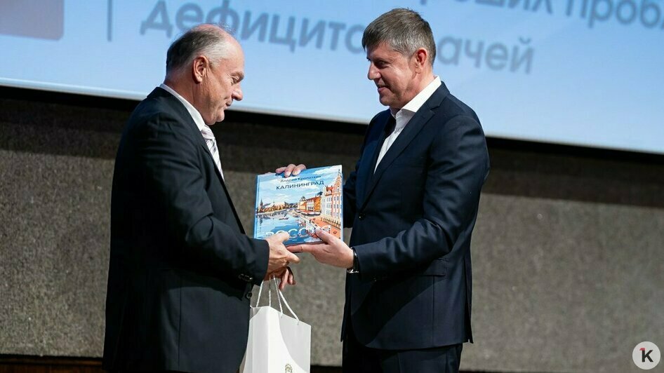 Андрей Кропоткин, председатель заксобрания области, и  директор Медицинского института БФУ Сергей Коренев | Фото: Александр Подгорчук / «Клопс»