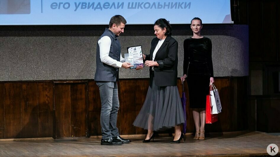 Максим Дёмин и лауреат премии Ирина Кунц | Фото: Александр Подгорчук / «Клопс»