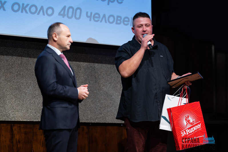 Спасатель Николай Баженов и руководитель группы компаний «За Родину» Сергей Лютаревич | Фото: Александр Подгорчук