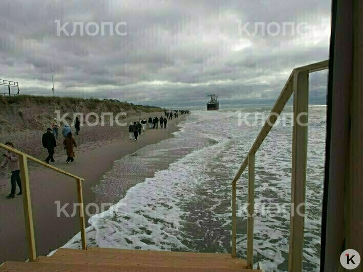 В Янтарном прибрежные кафе оказались «по колено» в море и рискуют не дожить до следующего сезона (фото)   - Новости Калининграда | Фото: Дмитрий