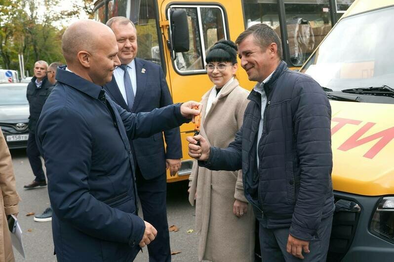 Калининградская область закрыла потребность в водителях школьных автобусов — губернатор - Новости Калининграда | Фото: канал губернатора Калининградской области Алексея Беспрозванных / Телеграм