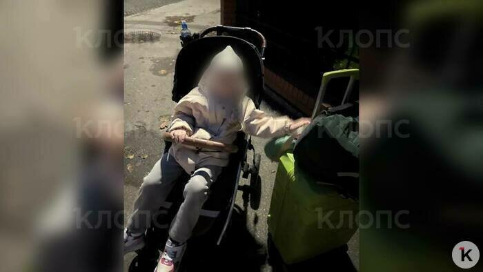 Мама и дочь с чемоданами ждут, когда им помогут перевезти вещи в съёмную квартиру  | Фото: Юлия 