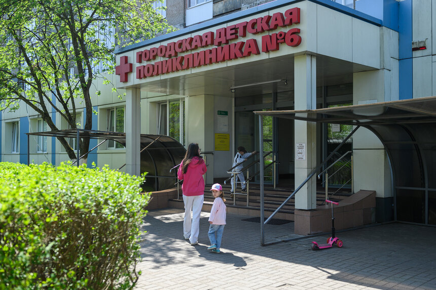 Родителю необходимо один раз обратиться в регистратуру детской поликлиники с паспортом и свидетельством о рождении ребёнка | Фото: архив «СК»
