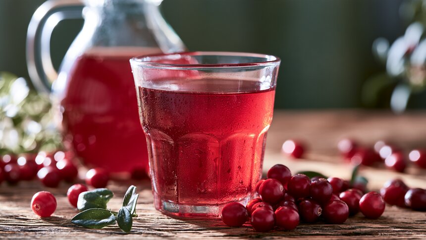 Незаменимый источник витамина С в сезон простуд: как сварить дома вкусный морс из свежей брусники - Новости Калининграда | Иллюстрация: Ксения Александрова / «Клопс»