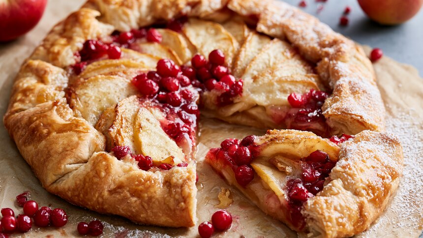 Вкусный осенний пирог без хлопот: запекаем галету с яблоком, брусникой и корицей — проверенный рецепт - Новости Калининграда | Иллюстрация: Ксения Александрова / «Клопс»