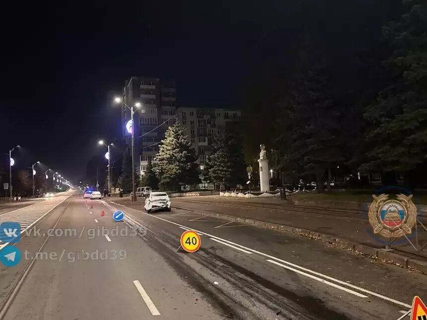 На Суворова легковушка врезалась в стоявший впереди автомобиль - Новости Калининграда | Фото: канал Госавтоинспекции Калининградской области / Макс