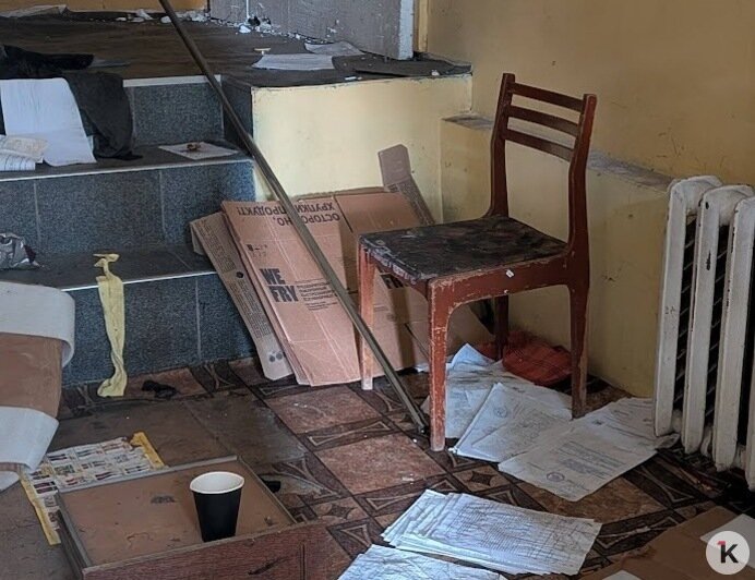 Дверь нараспашку, копится горючий хлам: закрытая мастерская в жилом доме в Калининграде стала приютом бомжей (фото) - Новости Калининграда | Фото: «Клопс»