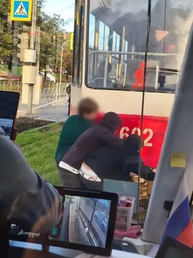 В Калининграде очередные школьники прокатились на «колбасе» трамвая: на этот раз взгромоздились втроём (фото) - Новости Калининграда | Фото: канал АО «Калининград-ГорТранс» / Макс