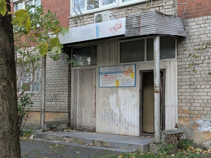 Дверь нараспашку, копится горючий хлам: закрытая мастерская в жилом доме в Калининграде стала приютом бомжей (фото) - Новости Калининграда | Фото: «Клопс»