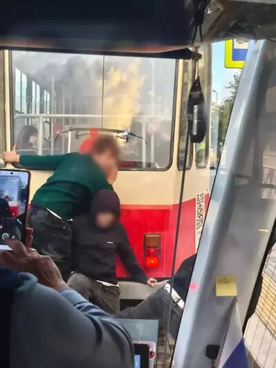 В Калининграде очередные школьники прокатились на «колбасе» трамвая: на этот раз взгромоздились втроём (фото) - Новости Калининграда | Фото: канал АО «Калининград-ГорТранс» / Макс