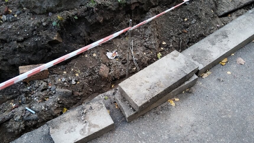 В Калининграде водитель едва не сбил пару, внезапно вышедшую на дорогу из-за раскопанного тротуара (фото) - Новости Калининграда | Фото читателя