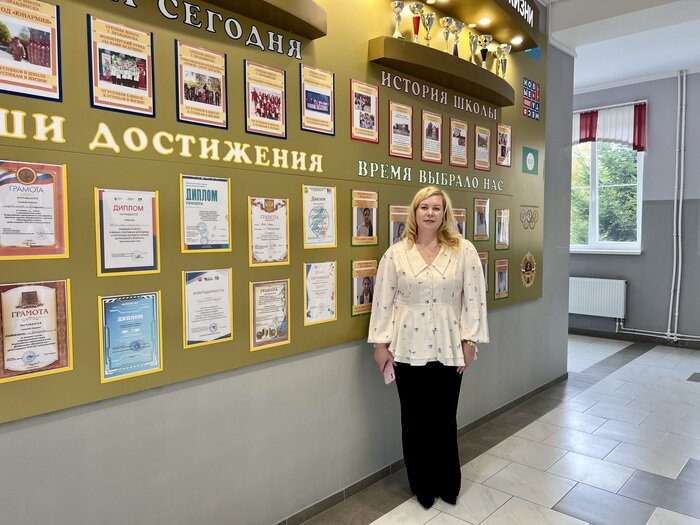 Анастасия Орлова, заместитель директора по воспитательной работе, показала нам стенд о достижениях педагогов и учеников | Фото автора