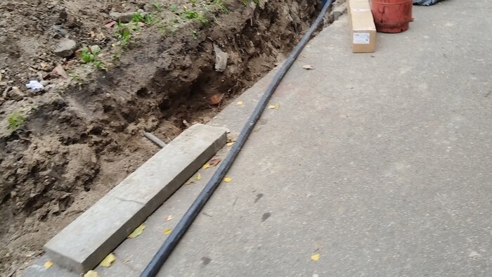 В Калининграде водитель едва не сбил пару, внезапно вышедшую на дорогу из-за раскопанного тротуара (фото) - Новости Калининграда | Фото читателя