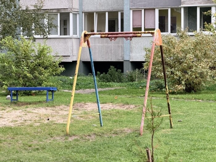 Площадка действительно была не нова и местами изрядно пообтёрлась | Фото автора