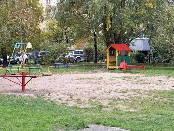 На месте пустыря был комплекс с домиком и горками, который снесла управляющая компания | Фото автора
