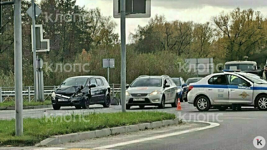 Одна из машин перевернулась: на Московском проспекте из-за ДТП собралась пробка - Новости Калининграда | Фото: очевидец